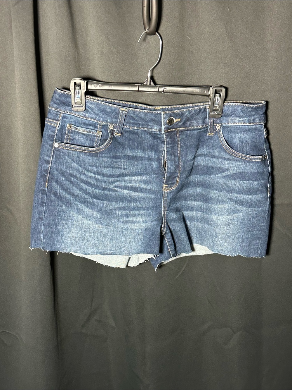 Time and tru 14 Classic Mid-Rise Women's Denim Shorts - Blue raw hem